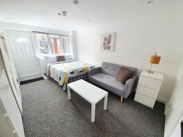 Studio for rent in West Midlands