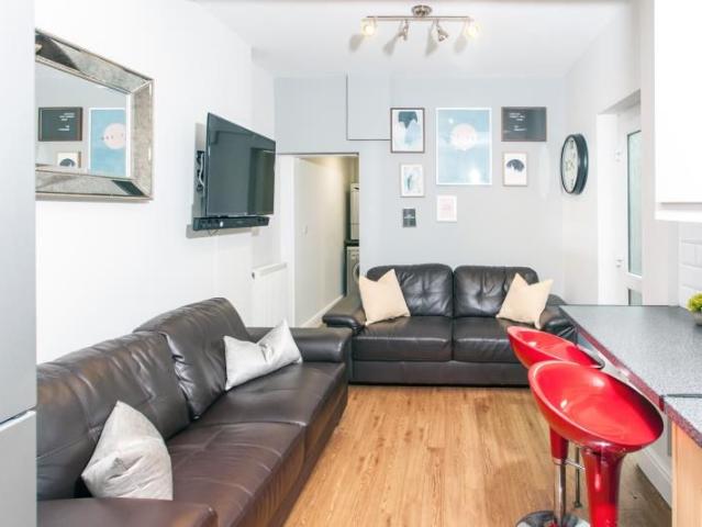 House for rent in Plasnewydd, Falcon Lodge