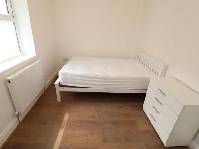 Room for rent in London Borough of Merton, Collier's Wood