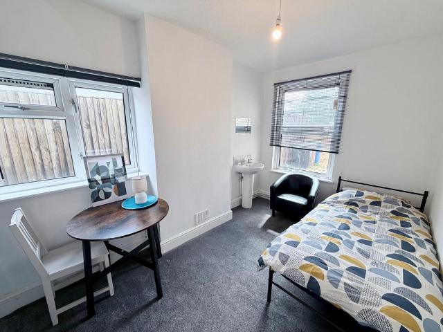 House for rent in Maidenhall, Key Street