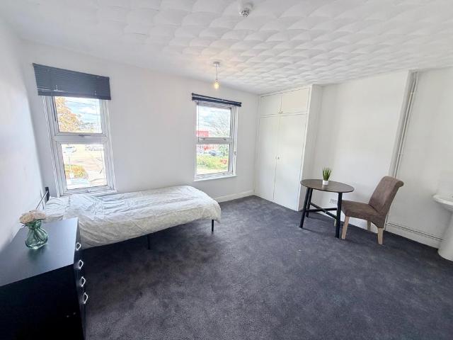 House for rent in Maidenhall, Key Street