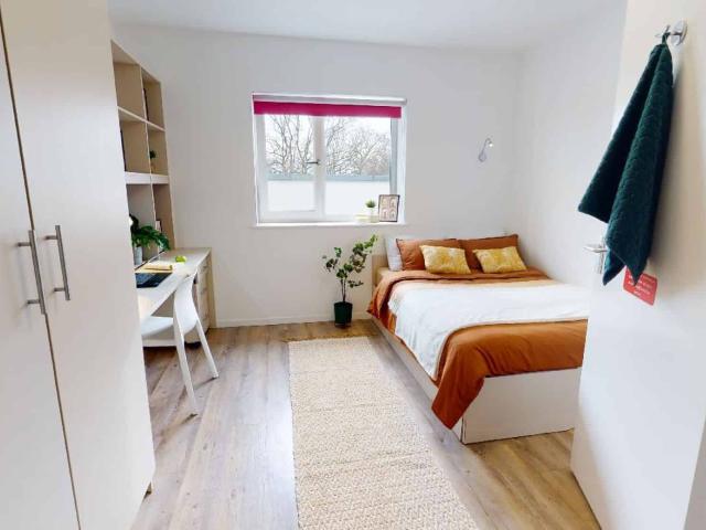 Apartment for rent in Row Town, Surrey