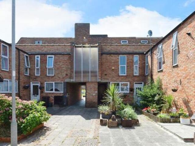 House for sale in Laindon, Essex
