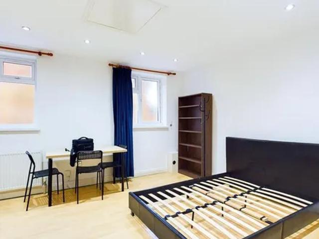 Apartment for rent in Strawberry Hill, Greater London