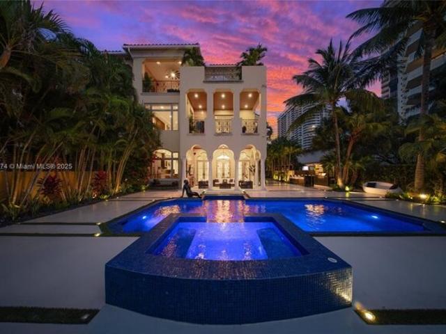 House for sale in Aventura