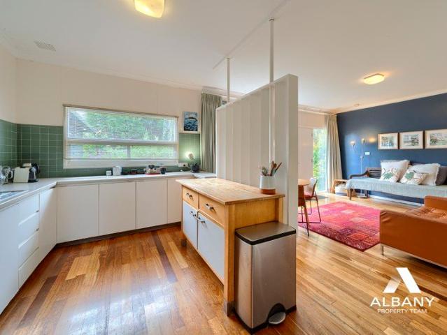 House for sale in Albany