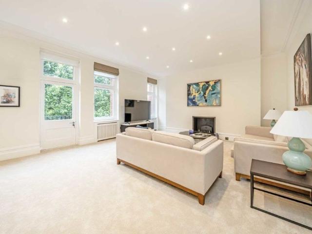 Apartment for rent in Kensington, Cat Hill