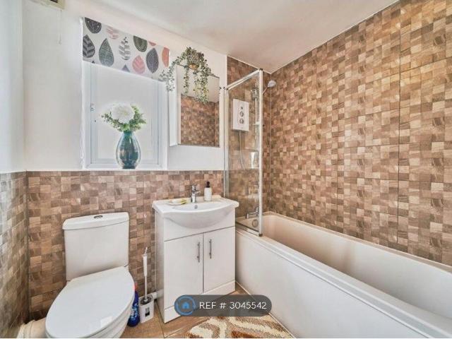 Apartment for rent in Mill Meads, Greater London