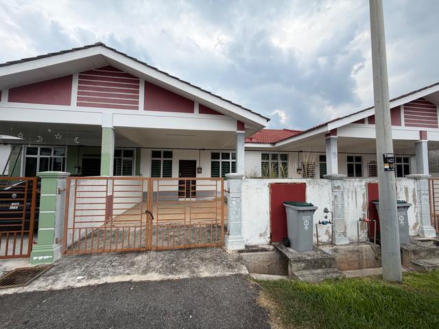 Terraced House for sale in Malaka