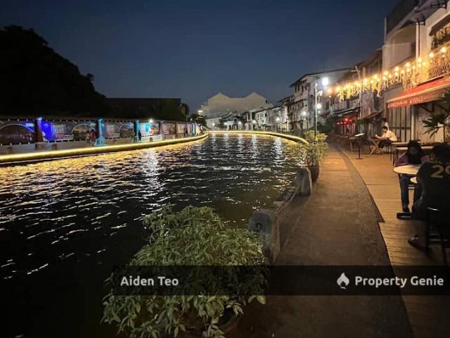 Shop for sale in Malaka