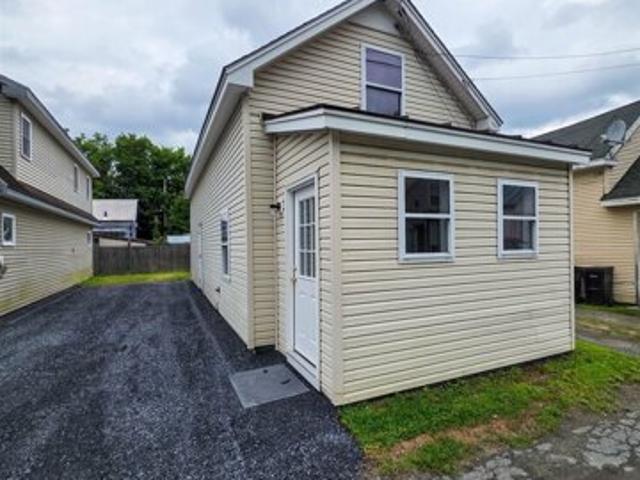 House for sale in Windsor Village Historic District, Windsor