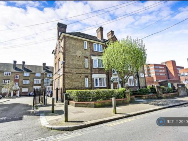 Apartment for rent in Summerstown, Greater London