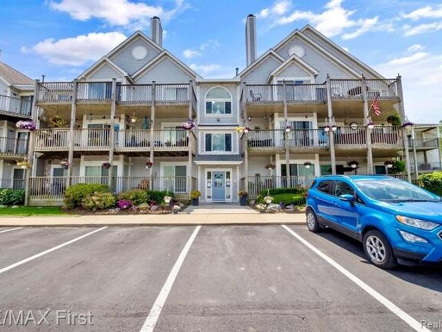 Condo for sale in Harrison Township, Michigan
