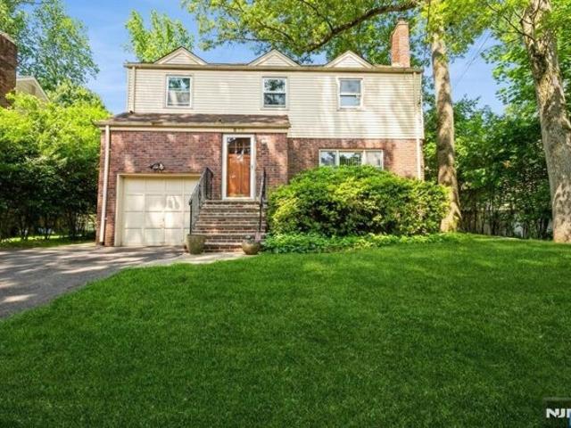 House for sale in Cresskill