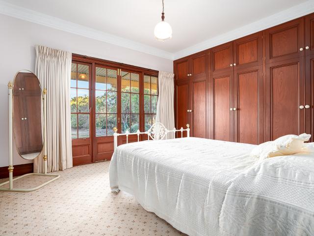 Cottage for sale in Leopold, Victoria