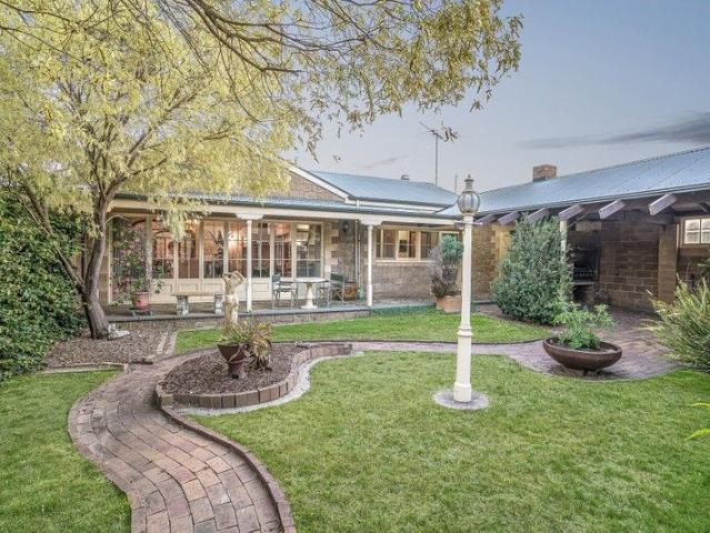 Cottage for sale in Leopold, Victoria