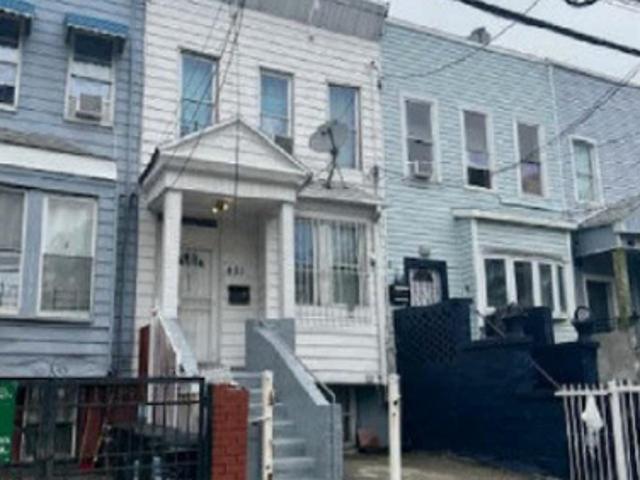 House for sale in The Bronx, Arverne