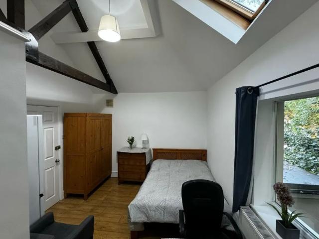Apartment for rent in Lampton, Greater London