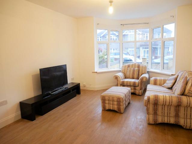 Apartment for rent in Lampton, Greater London