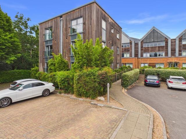 Apartment for rent in Blackhills, Surrey