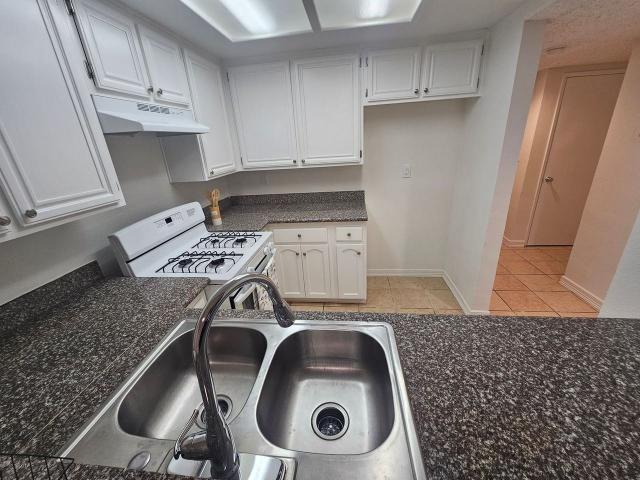 Apartment for rent in Canoga Park, California