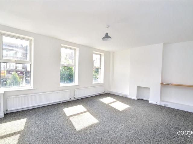 Apartment for rent in Northwood, Greater London