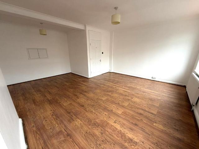 Apartment for rent in Northwood, Greater London