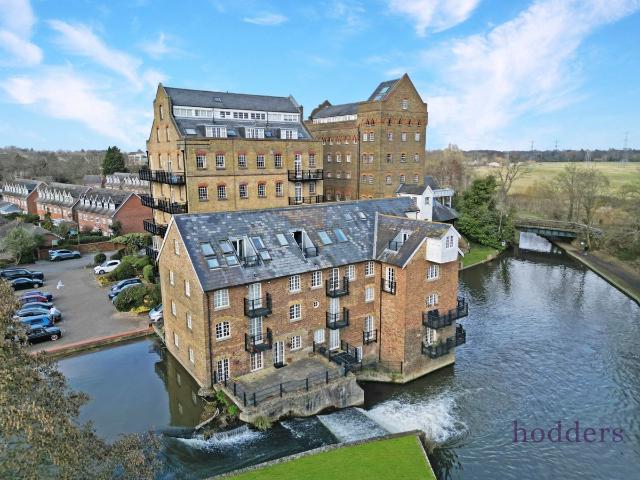 Apartment for rent in Row Town, Surrey