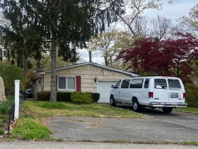 House for sale in Farmingville