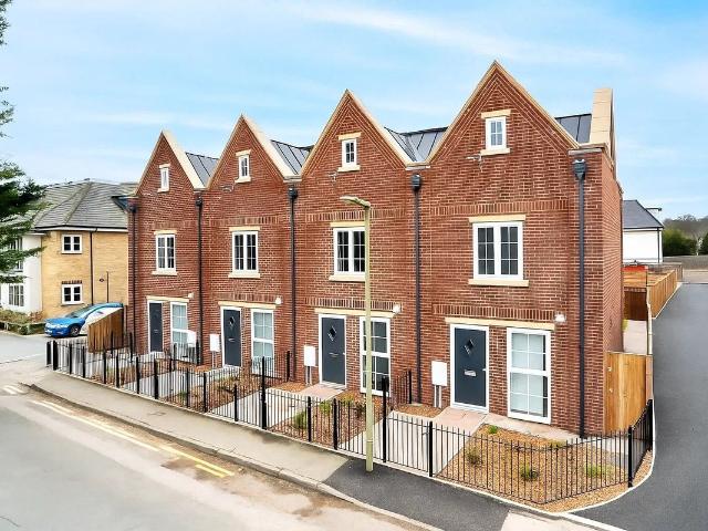 House for rent in Row Town, Surrey