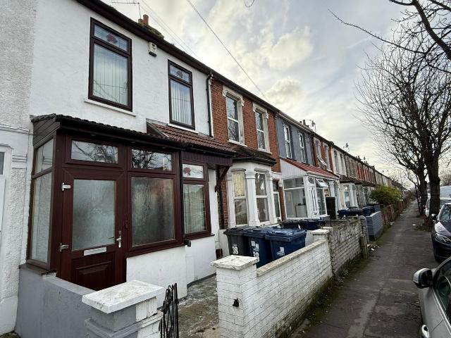 House for rent in London Borough of Ealing, Greater London