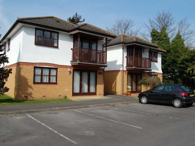 Apartment for rent in Row Town, Surrey