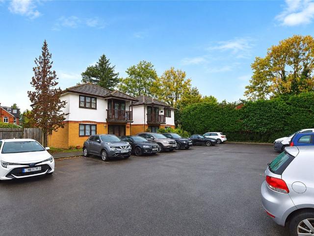 Apartment for rent in Addlestone, Runnymede