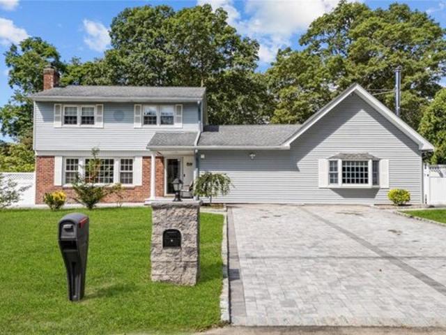 House for sale in Hauppauge House for sale in Hauppauge