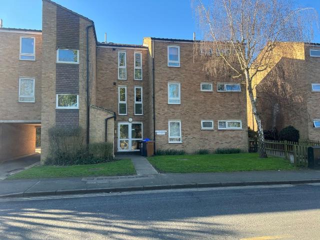 Apartment for rent in Halfway Street, Greater London