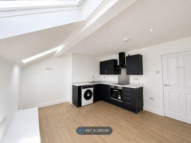 Apartment for rent in Elm Park, Calderstones