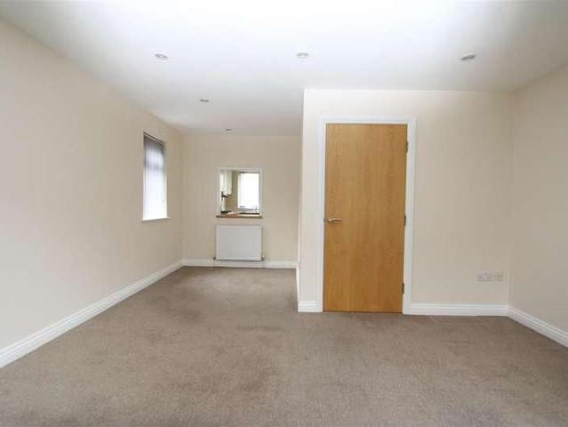 Townhouse for rent in Wrose, West Yorkshire