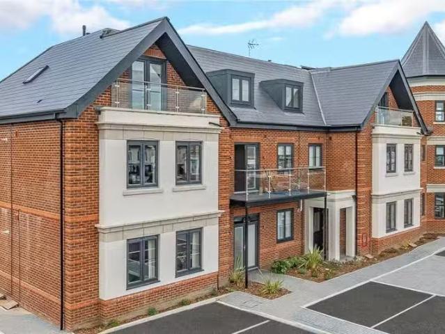 Apartment for rent in Row Town, Surrey