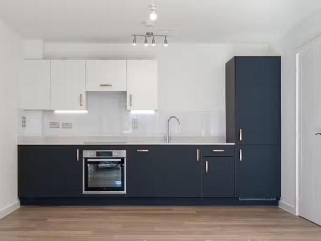 Apartment for rent in Hersham, Elmbridge
