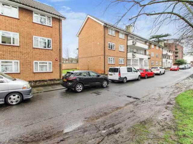 House for rent in Burnt Oak, Greater London