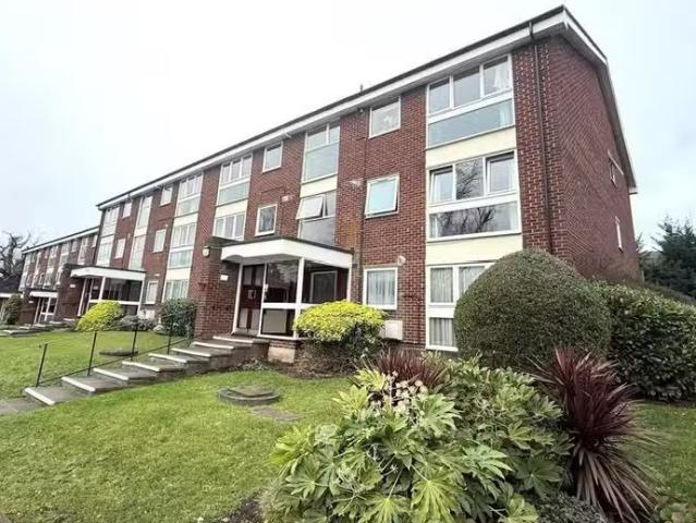 Apartment for rent in Burnt Oak, Greater London