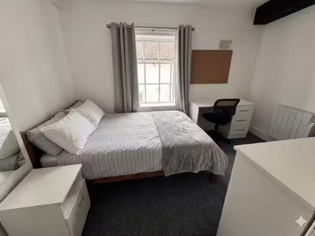House for rent in London Borough of Hounslow, Greater London
