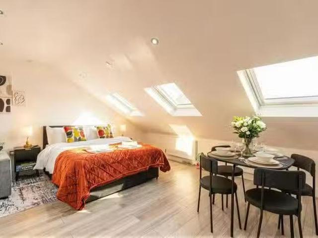 Apartment for rent in Furzedown, Greater London
