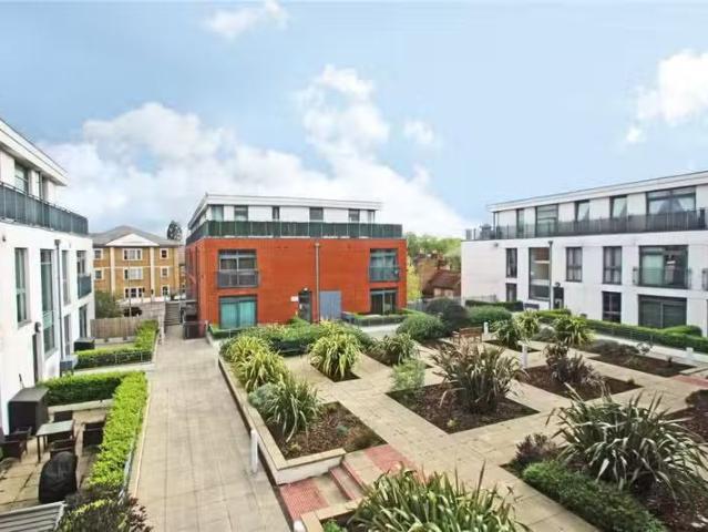 House for rent in Row Town, Surrey