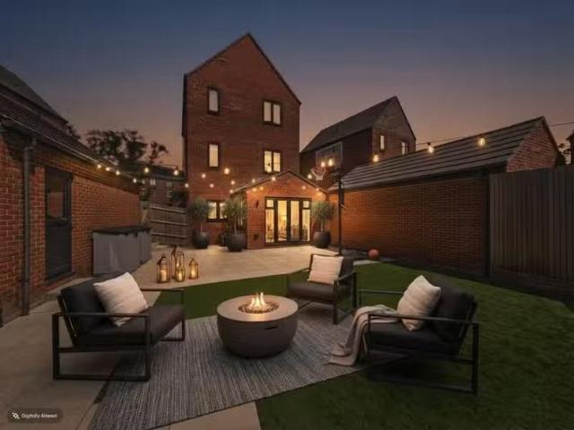 House for rent in Row Town, Surrey