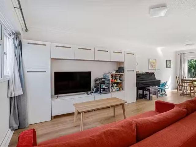 House for rent in Hatching Green, Five Acres