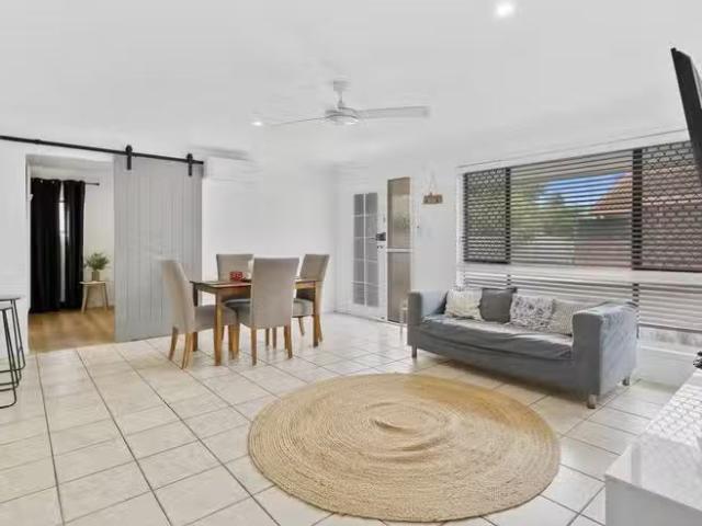House for rent in Mermaid Waters, Gold Coast City