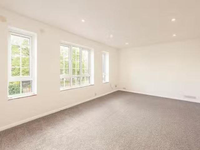 Apartment for rent in How Wood, Five Acres