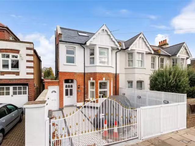 Apartment for rent in Mortlake, Greater London