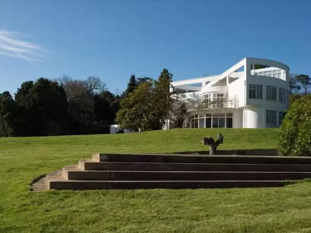 House for rent in Row Town, Surrey